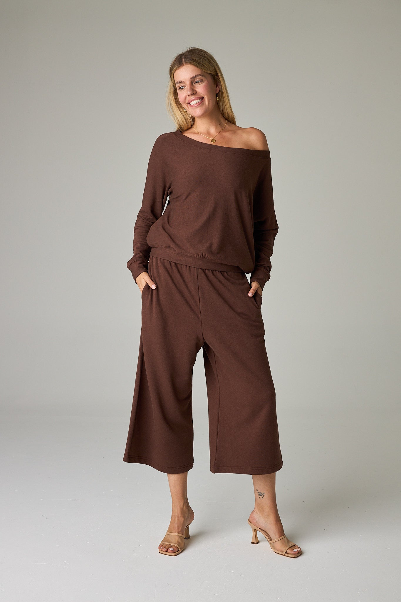 Earth Brown – Warm, earthy brown with depth